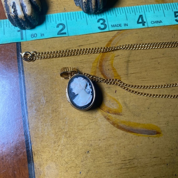 Vintage Cameo Locket pendant - Picture 3 of 7